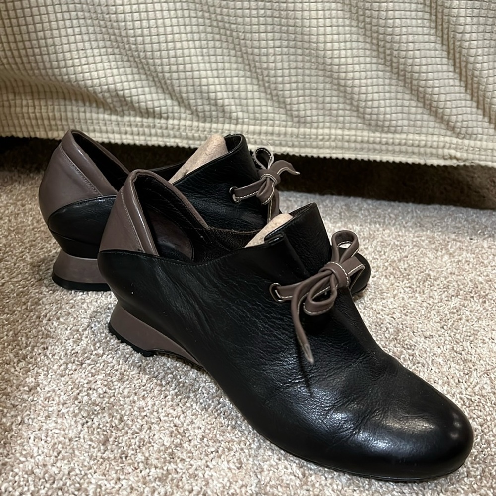 Audley London black dark taupe 8 1/2 low heel shoe